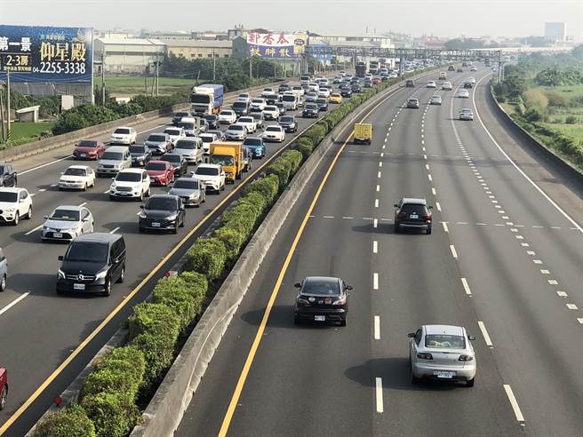国庆日连假第二天，国道中部彰化路段南下如预期涌入大量车潮，车速虽然维持在40至50之间，但车辆多走走停停。(吴建辉摄)