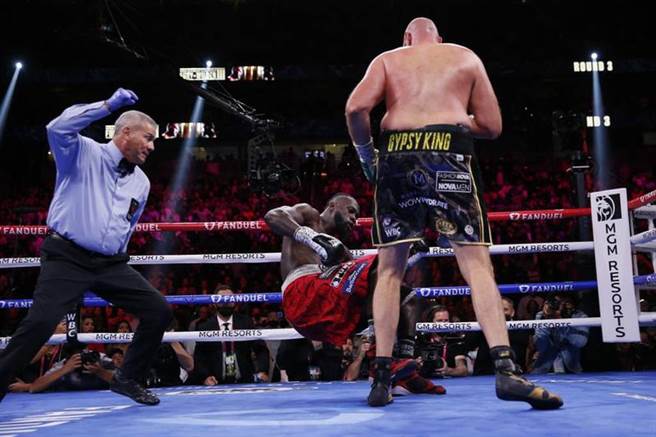 泰森福瑞首次击倒怀德。（美联社）