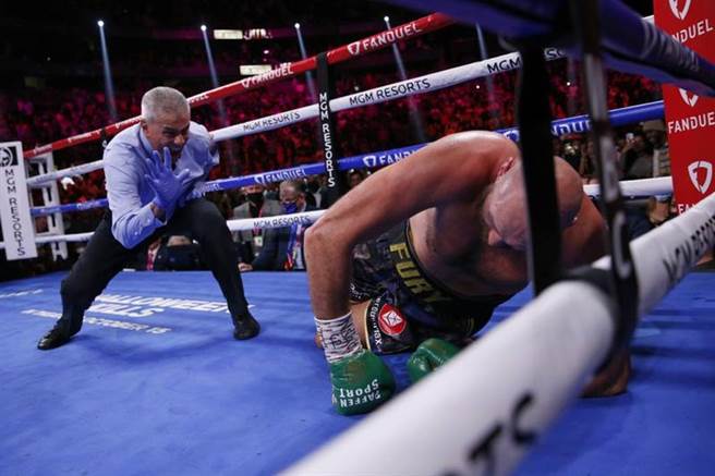 泰森福瑞被打倒在地。（美联社）