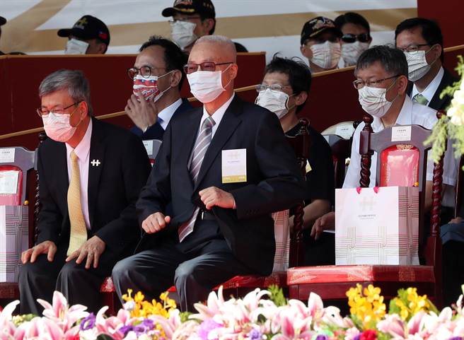 国民党主席朱立伦（后排左）、民眾党主席柯文哲（后排右）10日出席总统府前的国庆大会。（刘宗龙摄）