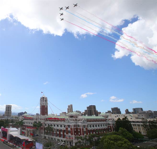 国庆典礼最后由空军雷虎小组的AT-3教练机衝场，为典礼画下完美句点。（陈君玮摄）