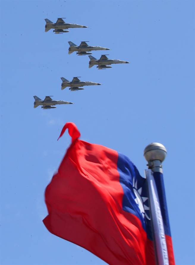 IDF经国号战机飞过。（陈君玮摄）