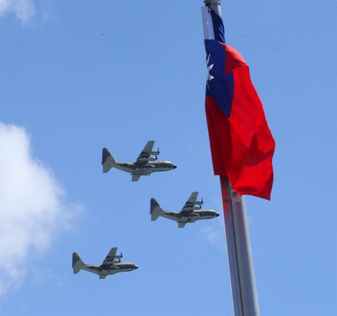 C-130H运输机编队飞越总统府上空。（陈君玮摄）