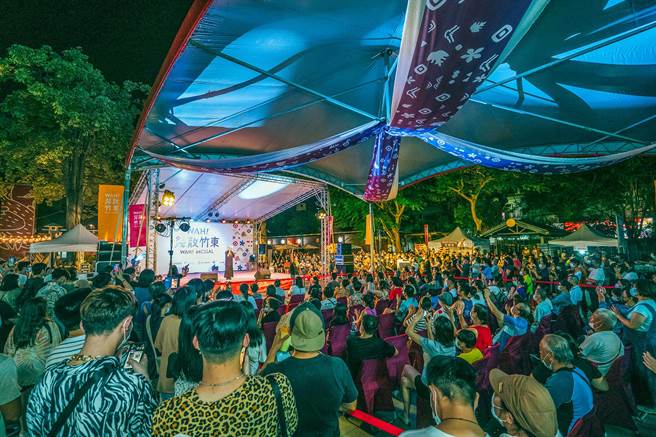 「Wah！几散竹东」开幕晚会有金曲歌后阿爆及原民歌手表演，座无虚席。（罗浚滨摄）