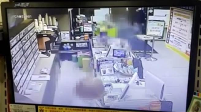 北市文山區羅斯福路六段8日深夜發生民眾搗毀超商櫃檯，1名未成年男子酒後失控，大力推倒超商收銀機以及擺放在櫃檯的物品。（影片截圖）