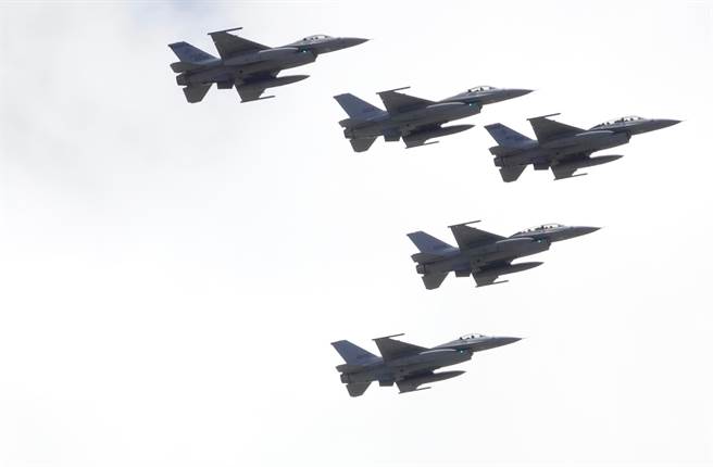 F-16战机空中分列式，飞越府前。（陈信翰摄）
