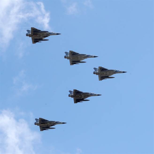 国军各飞行部队带来空中分列式，幻象2000（见图）依序以整齐划一的队形通过观礼台前方上空。（刘宗龙摄）