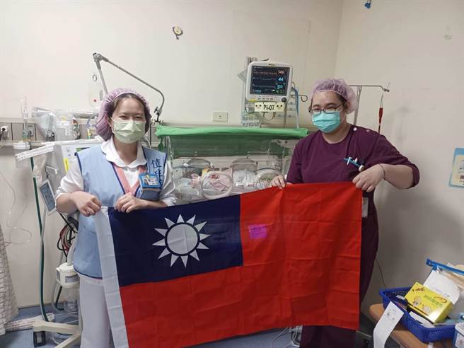 童综合医院护理师开心迎接双胞胎国庆宝宝。（童综合医院提供／王文吉台中传真）