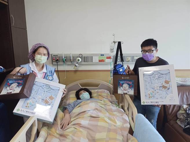 阮姓妈妈双十国庆凌晨剖腹产下双胞胎男宝宝，护理长(左一)代表医院赠送恭贺礼物给陈姓爸爸(右一)。（童综合医院提供／王文吉台中传真）