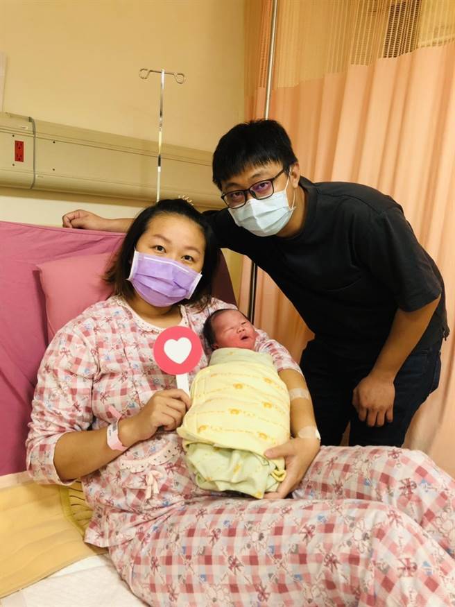 李姓妈妈在国庆日凌晨0时54分产下3100公克健康男婴，与先生开心迎接国庆宝宝。（光田综合医院提供／王文吉台中传真）