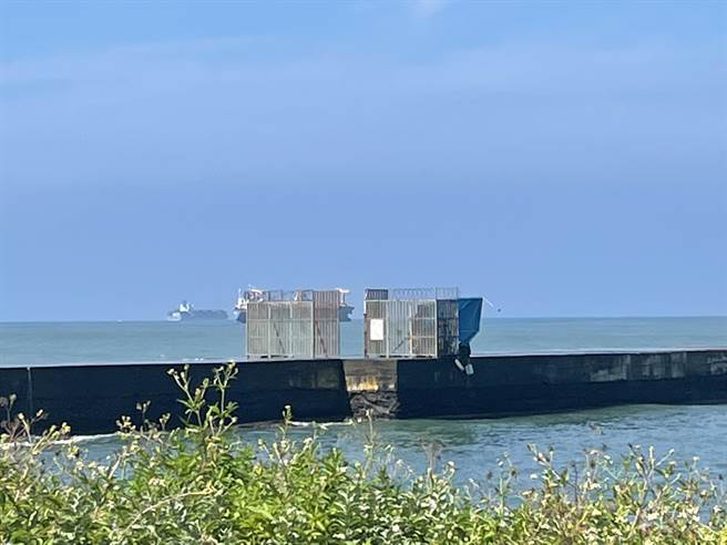 國慶焰火今晚8時將在高雄港灣施放，未料傳出昨晚放在旗津外堤的發射筒被海波浪衝入海裡，消息一出令民眾憂心是否影響今晚演出。（民眾提供）