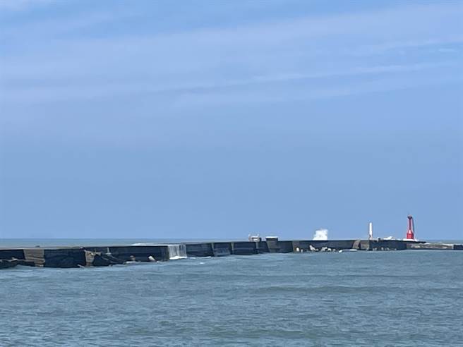 國慶焰火今晚8時將在高雄港灣施放，未料傳出昨晚放在旗津外堤的發射筒被海波浪衝入海裡，消息一出令民眾憂心是否影響今晚演出。（民眾提供）