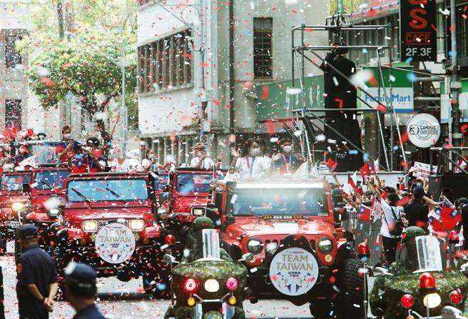 「OUR HEROES！」台湾英雄大游行，东京奥运、帕运国手及防疫、救灾、守卫国土的军警消等各部会代表经过「英雄谷」，接受在场群眾欢呼与鼓励。（陈怡诚摄）