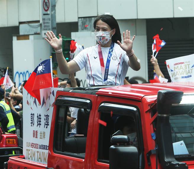 奥运举重金牌郭婞淳(见图)在漫天飞舞的彩纸接受在场民眾的欢呼与打气。（陈怡诚摄）