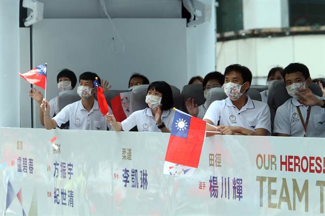 帕运国手及教练经过英雄谷，接受在场群眾欢与与鼓励。（陈怡诚摄）