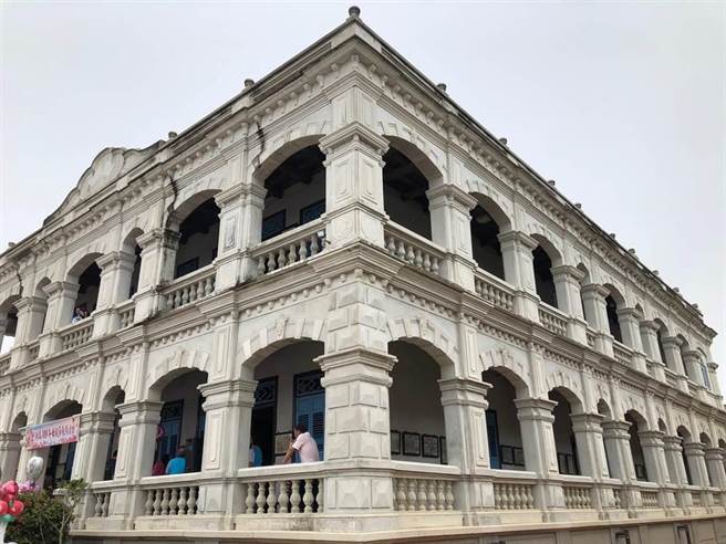 陈景兰洋楼在2005年斥资1 亿1000多万元修缮，再现昔日精彩建筑之美，成为游客必访的滨海景点。（李金生摄）