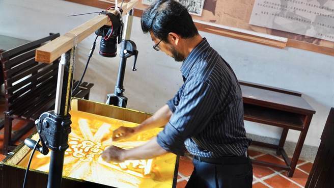 动态「砂画达人」庄明达应邀介绍陈景兰楼的歷史故事。（金湖镇公所提供）