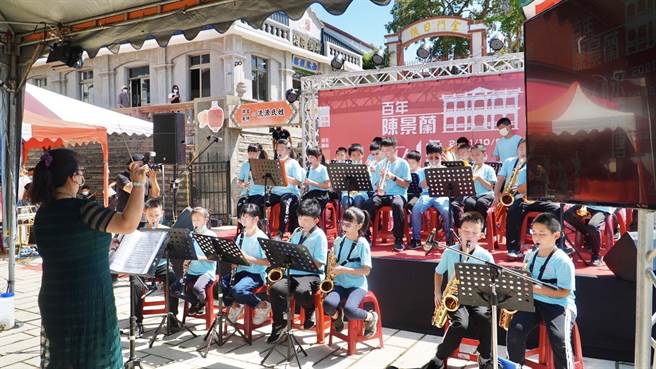 陈景兰百年纪念活动在正义国小管乐团悠扬音乐中揭开序幕。（金湖镇公所提供）