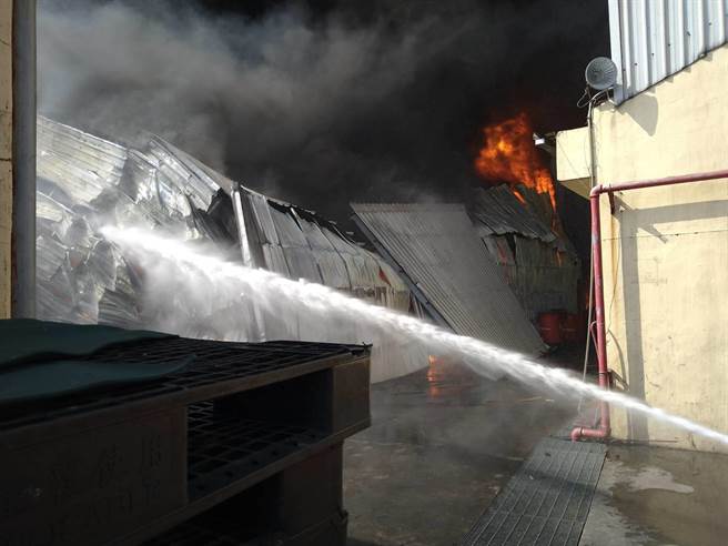 台南市仁德区中山路一家生产瑜珈垫工厂今下午近2时传出火警。（民眾提供／曹婷婷台南传真）