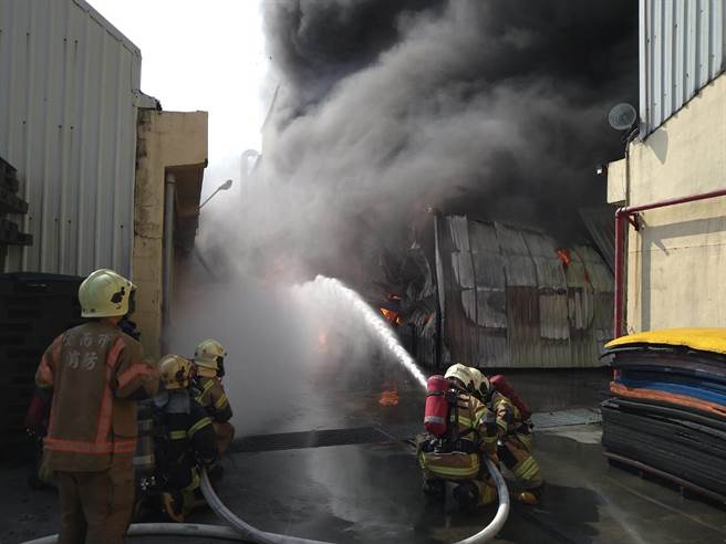 台南市仁德区中山路一家生产瑜珈垫工厂今下午近2时传出火警。（民眾提供／曹婷婷台南传真）