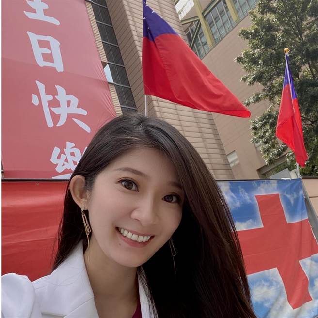 李明璇在臉書上PO出與國旗的合照，並感嘆國家認同竟成為了分裂彼此的利刃。(圖 翻攝自李明璇臉書)