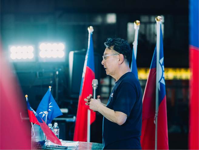 资深媒体人赵少康（中）昨晚应国民党左营、楠梓区党部邀请，到高雄果贸社区户外演讲。（图片摘自赵少康脸书）