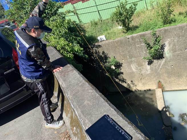 新北市环保局上午接获里长通报疑有水污案，立刻派稽查员前往。（新北市环保局提供）