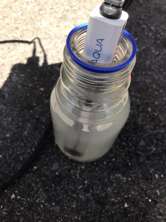 环保局稽查员採集溪水后进行检测，未验出重金属等急毒性物质。（新北市环保局提供）