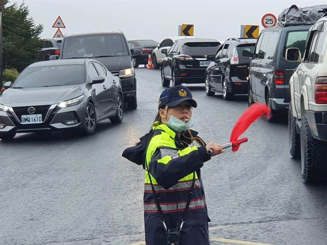 花蓮新城警分局嘉里派出所女警李沛勤，國慶連假期間，自告奮勇遠赴合歡山執勤，成為首位登高3000米以上執勤的女警紀錄。（新城警分局提供／羅亦晽花蓮傳真）