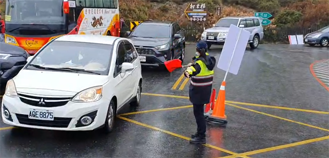 花蓮新城警分局嘉里派出所女警李沛勤，在合歡山上執勤時，頂著9.8度的低溫，站在崗位上疏導交通，充分展現巾幗不讓鬚眉氣度。（新城警分局提供／羅亦晽花蓮傳真）