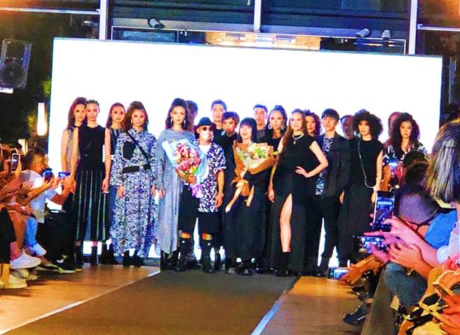 潘怡良GIOIA PAN SS22「織竹」服裝秀大成功後，模特兒與潘怡良設計師一起謝幕。(攝影/王雅芬）