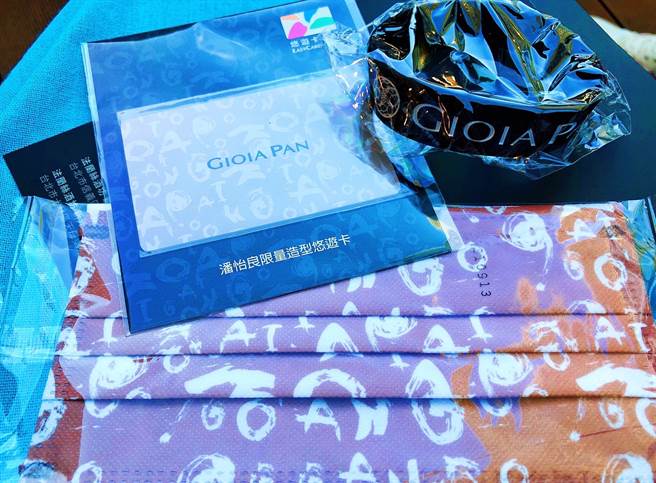 潘怡良SS22發表會的紀念品，與悠遊卡聯名發表限量「織竹」系列悠遊卡，口罩。（攝影/王雅芬）