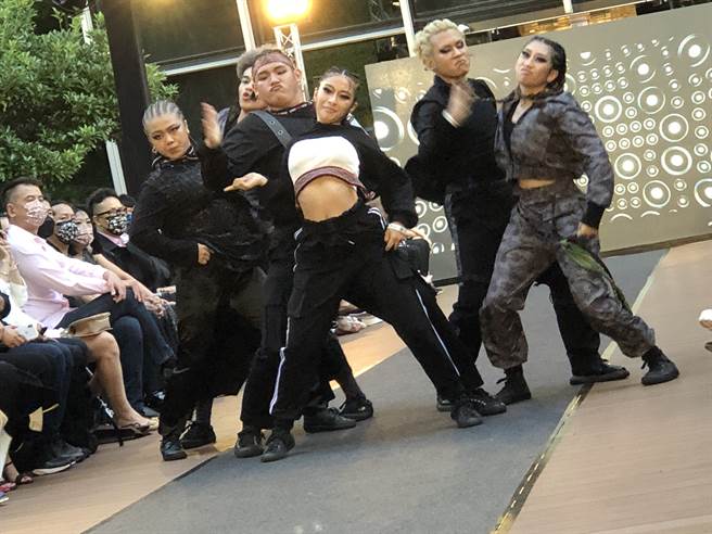 莊敬高職「泰雅時尚舞團」原民風的舞蹈表演，讓潘怡良在微風南山天際花園的時尚秀，展現知性的另一種風情。（攝影/王雅芬）