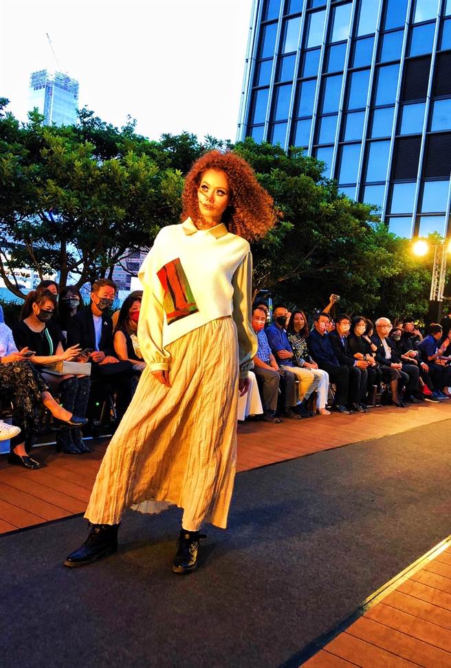 傍晚時分，模特兒穿著潘怡良設計的服裝於微風南山天際花園的微風中走秀，生活原來可以如此時尚。（攝影/王雅芬）