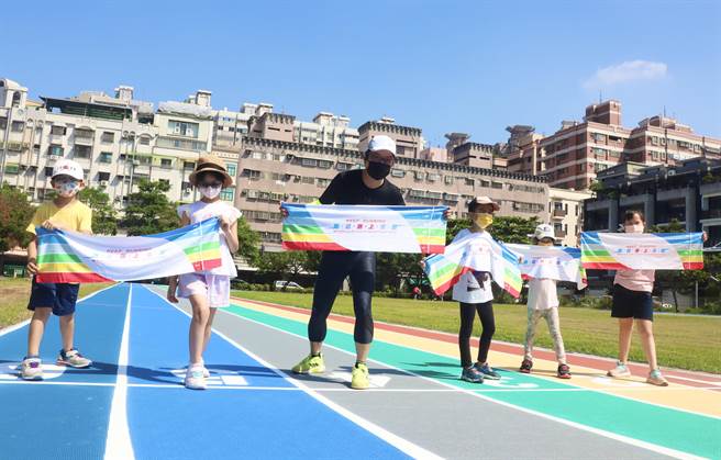 高雄网美景点又＋1！左营区新上国小选在国庆日这天，开放崭新的彩色跑道十分吸睛。（柯宗纬摄）