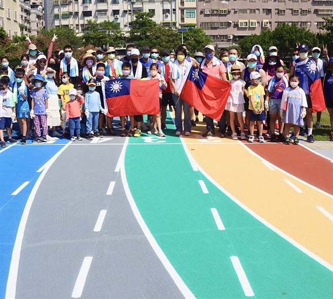 高雄网美景点又＋1！左营区新上国小选在国庆日这天，开放崭新的彩色跑道十分吸睛。（柯宗纬摄）