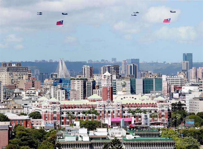 CH-47SD运输直升机于国庆日通过总统府。军闻社提供