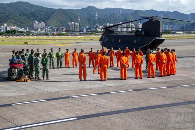 CH-47SD运输直升机于国庆日飞行前任务提示。军闻社提供