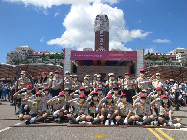 新北市中山国中童军团连续10年参与总统府国庆大典服务，在凯道上负责秩序与环境维护。（新北中山国中提供）