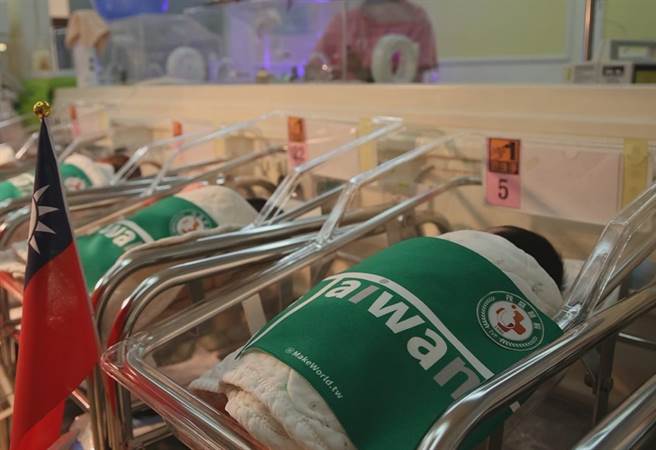 台中茂盛医院在医院婴儿室还特别挂上国旗，并在国庆宝宝身上盖着最夯的奥运夺金羽球双打麟洋配「Taiwan in」毛巾来庆贺他们的诞生。（台中茂盛医院提供／冯惠宜台中传真）