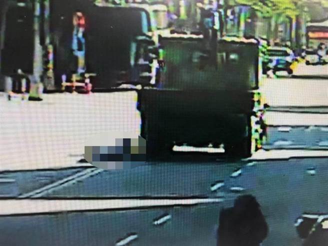 林姓大貨車駕駛10日上午8點半，駕車行經酒泉街撞傷正要過馬路的86歲老翁，隨即離開並未協助老翁就醫。（圖／李文正翻攝）