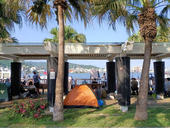 为了抢占好位置，摄影爱好者不惜提前一天来搭帐篷占位置。（袁庭尧摄）