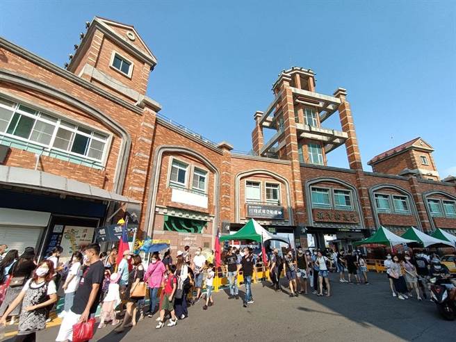 旗津渡轮站挤满游客。（袁庭尧摄）