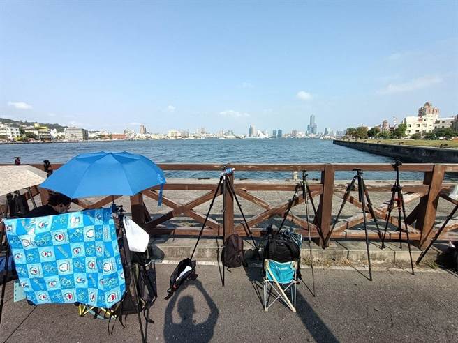 摄影好手齐聚旗津，期待晚上的焰火施放。（袁庭尧摄）