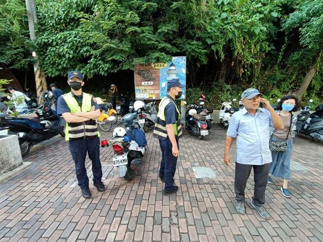 警方忙于旗津各景点管制。（袁庭尧摄）