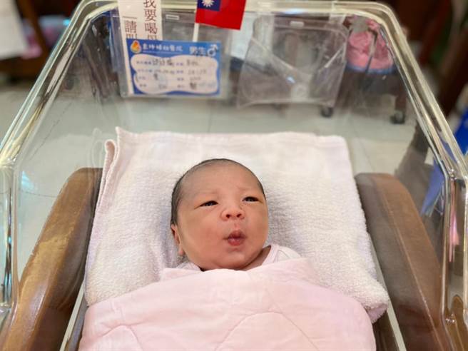 桃园市秉坤妇幼医院邱姓产妇所生的男宝宝在10月10日10时10分诞生。（秉坤妇幼医院提供／吕筱蝉桃园传真）	