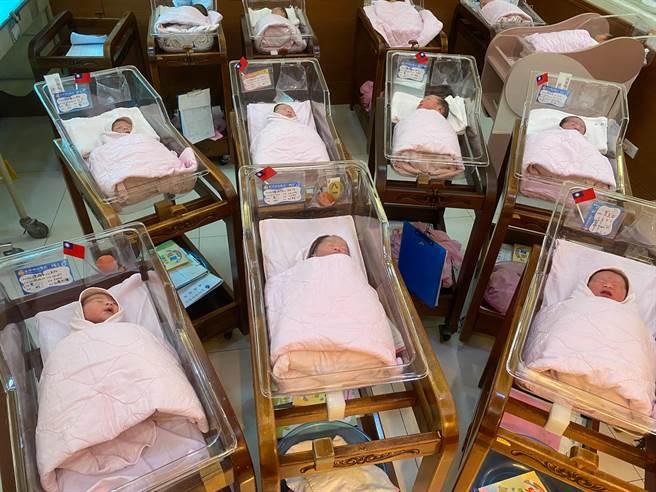 桃园市秉坤妇幼医院喜迎国庆宝宝诞生。（秉坤妇幼医院提供／吕筱蝉桃园传真）