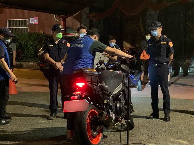 民眾反映重机车的噪音扰民，夜间听起来格外刺耳，斗南警分局日前到重机族青睐跑山的古坑乡华山取缔，环保局现场量测噪音。（云林县警局提供）