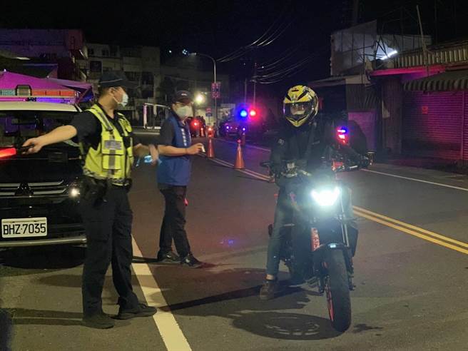 沿着古坑乡华山咖啡园区蜿蜒的149线，山路平坦又位于近郊，各地重机族常相约跑山兜风，警方就在福华宫拦检。（云林县警局提供）