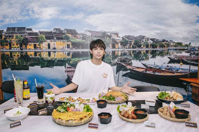 陈零九今在台北东区开餐厅，介绍满桌美食。（会安越南料理提供）